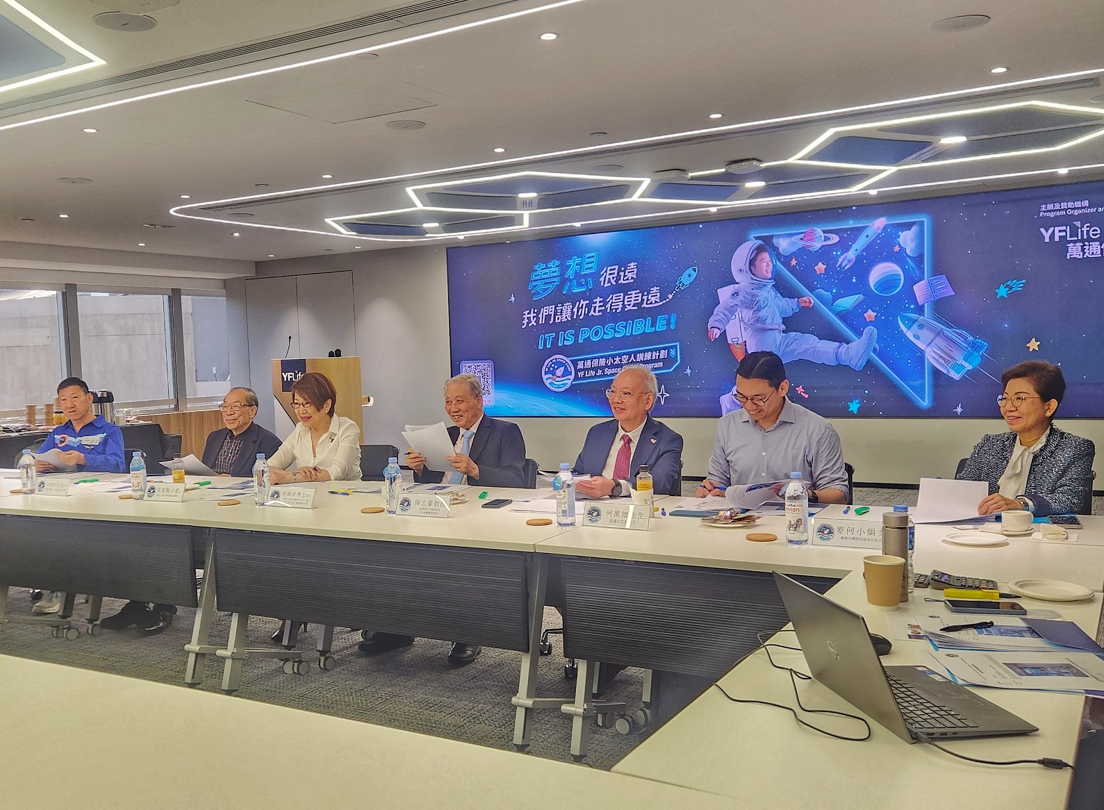 星級評判團選出8位表現最優秀的參賽者成為本年度萬通保險小太空人。