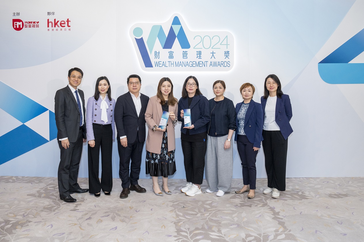 萬通保險各同事一同分享獲獎的喜悅。