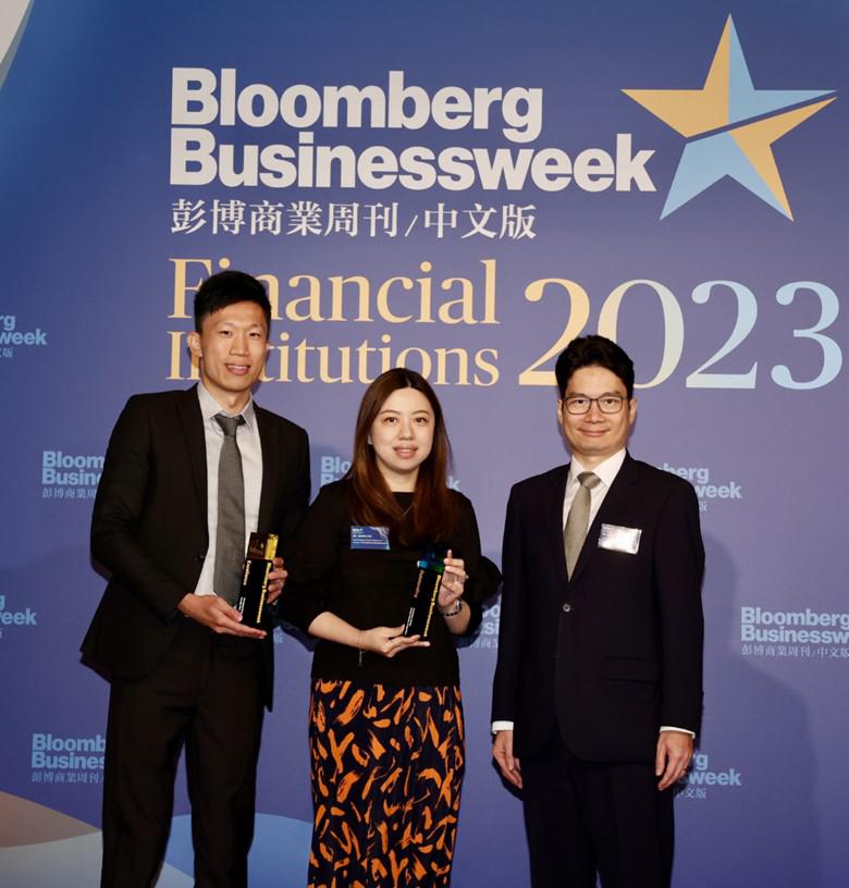 萬通保險榮獲《彭博商業周刊》「金融機構大獎2023」兩項殊榮，圖為萬通保險產品策略及定價部副總裁許丹萍小姐（中）及助理副總裁林鼎灝先生（左）。