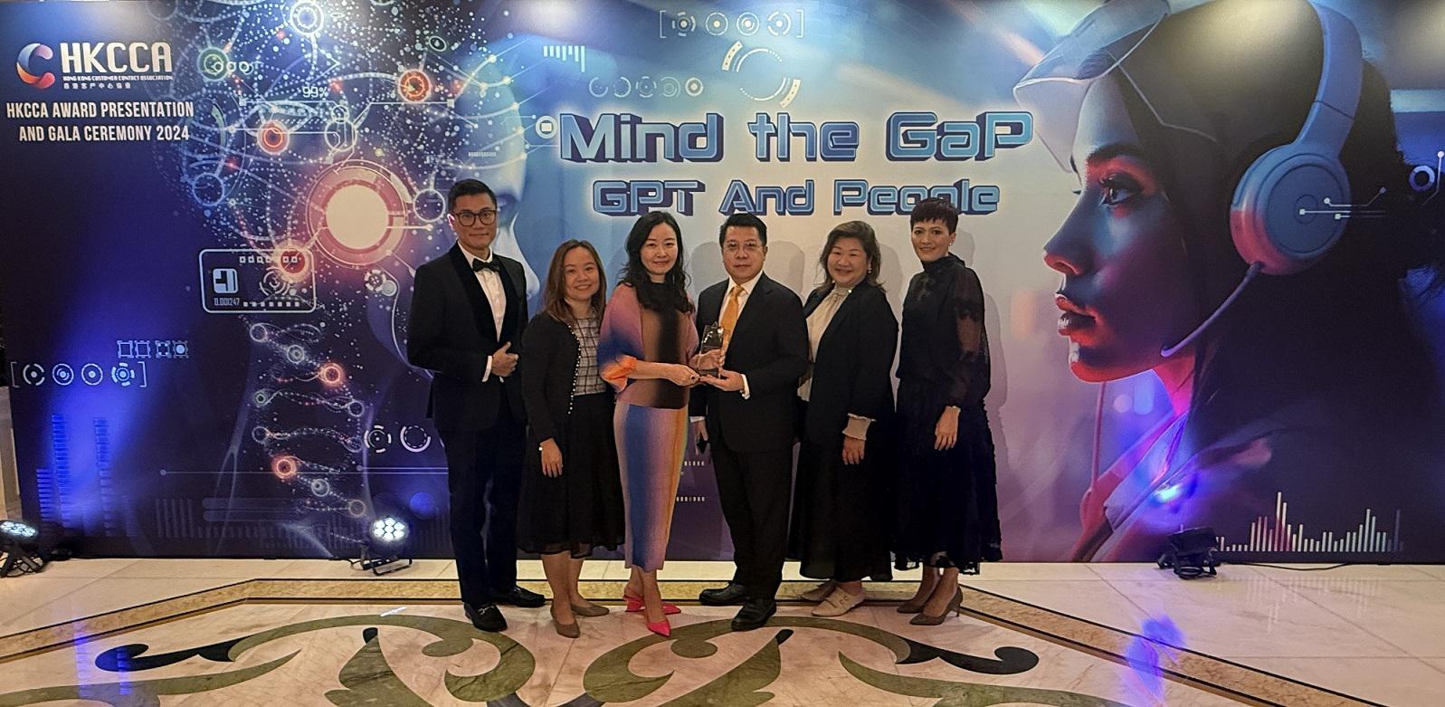 万通保险客户服务部副总裁叶璁小姐及客户服务部总监阮趣欣小姐出席《2024香港客户中心协会大奖》，代表公司接受"最佳实体客户服务中心 – 银奖"。