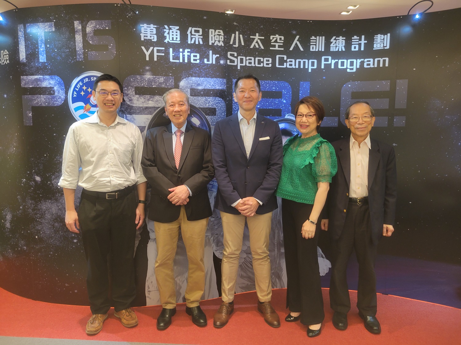 萬通保險行政總裁葉嘉年先生（中） 與4位擔任第三輪面試評判的計劃名譽贊助人合照，包括李澤培太平紳士（右一） 、車淑梅小姐（右二）、何鍾泰博士工程師（左二）及何萬雄先生（左一）。