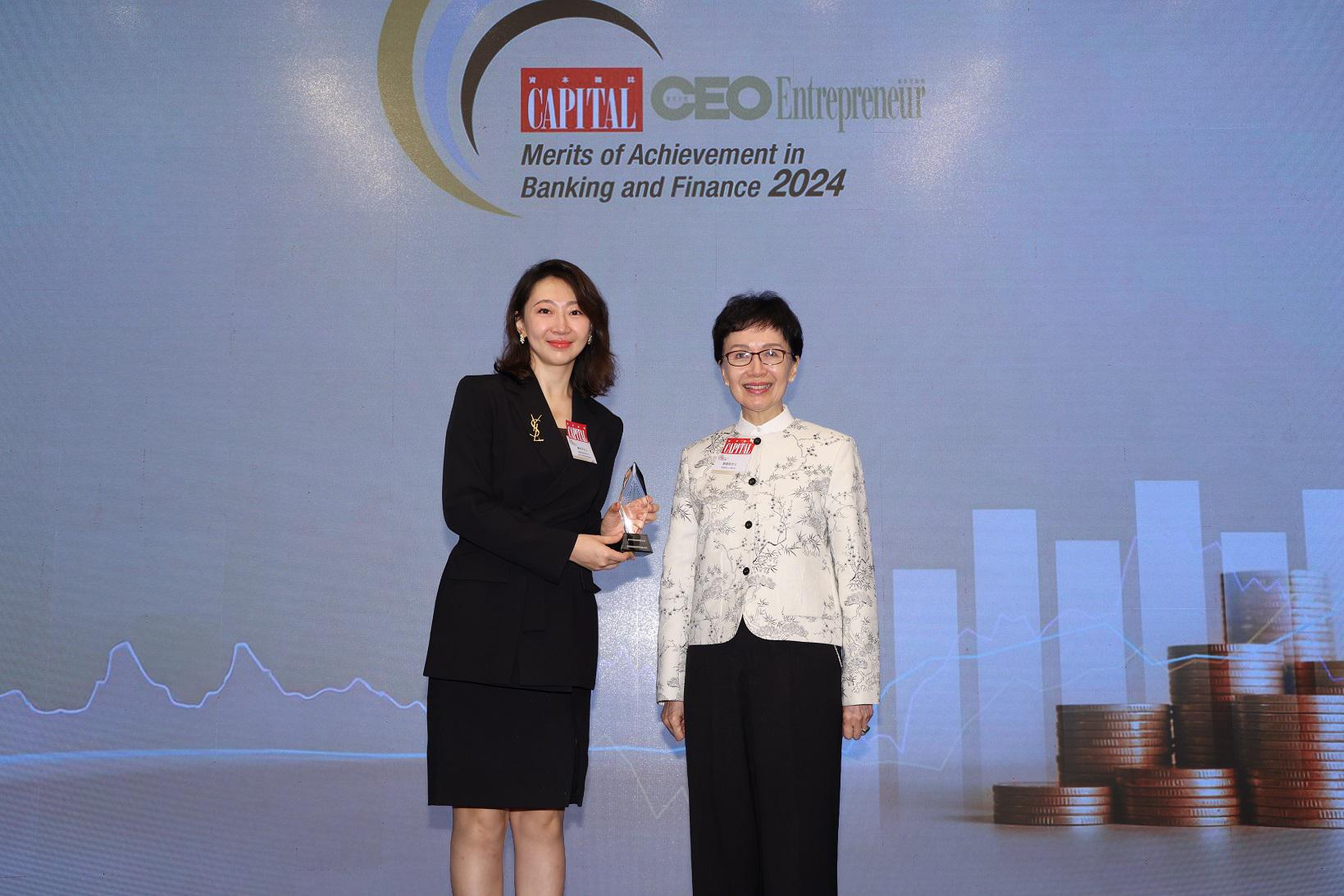 万通保险首席巿务总监兼高级副总裁廉明宇小姐出席「资本卓越银行及金融大奖2024」，接受「资本卓越保险服务大奖」。