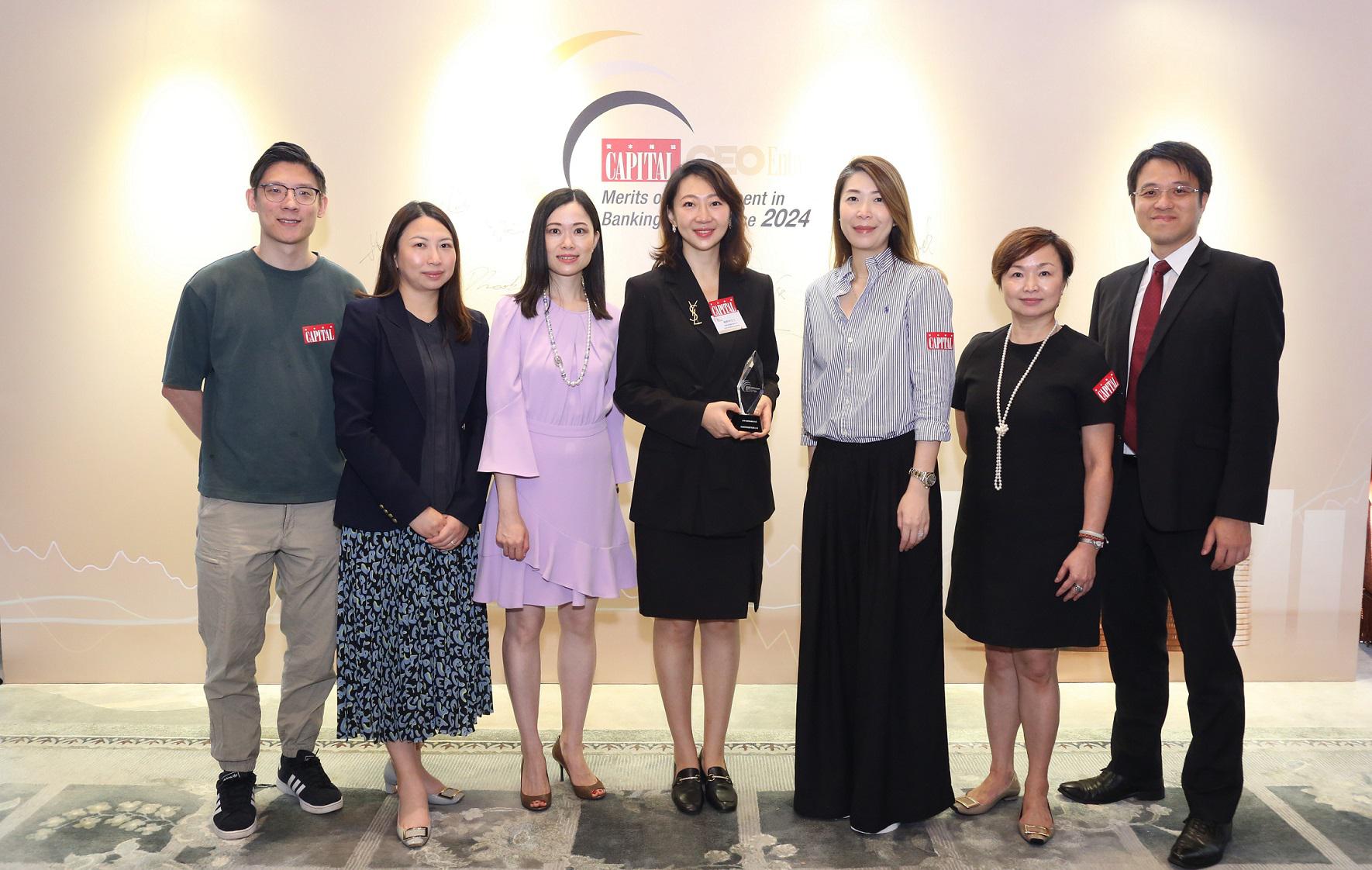 万通保险首席巿务总监兼高级副总裁廉明宇小姐（中）与同事一同分享获奖的喜悦。