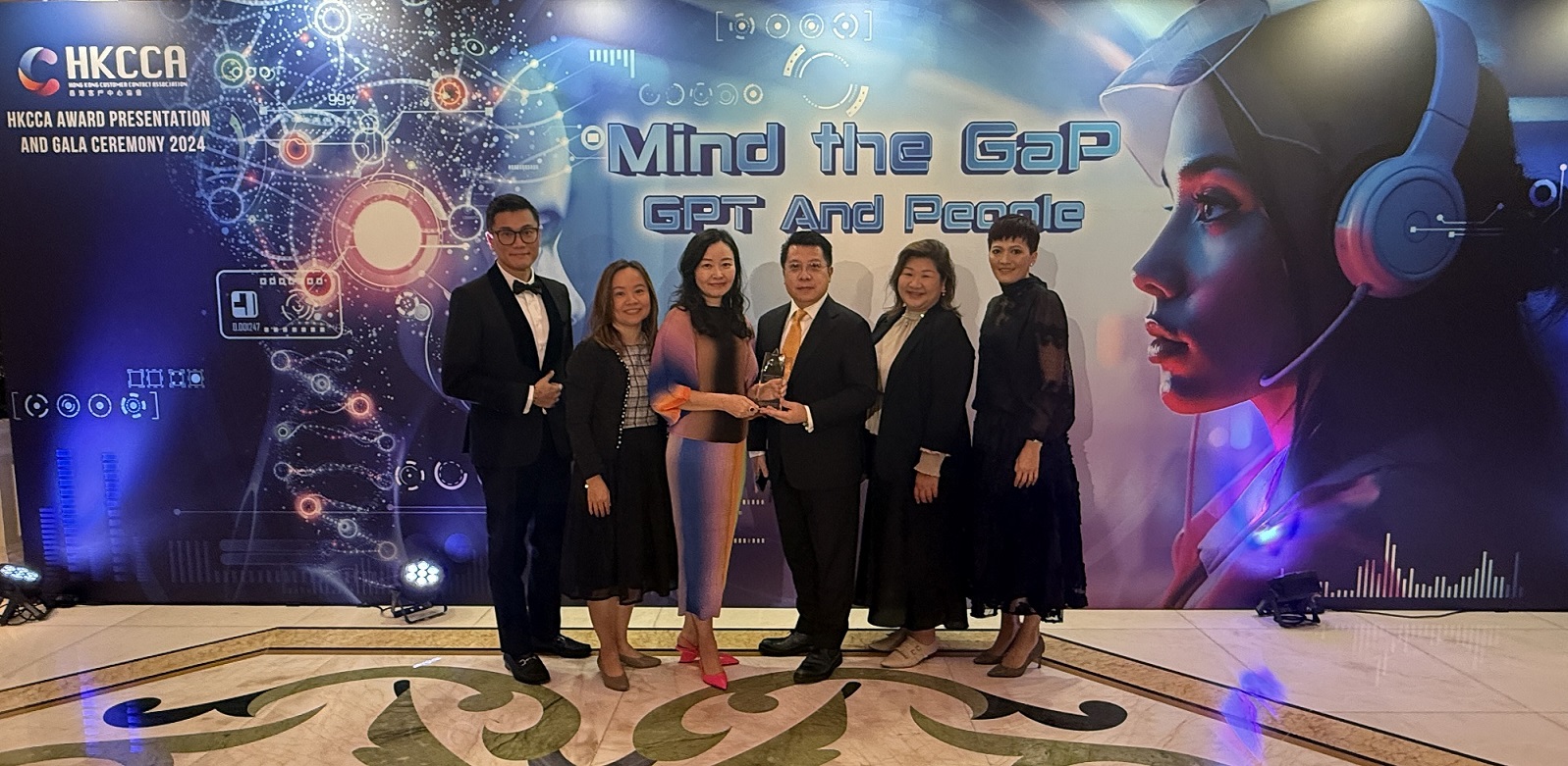 萬通保險各同事一同分享獲獎的喜悅。