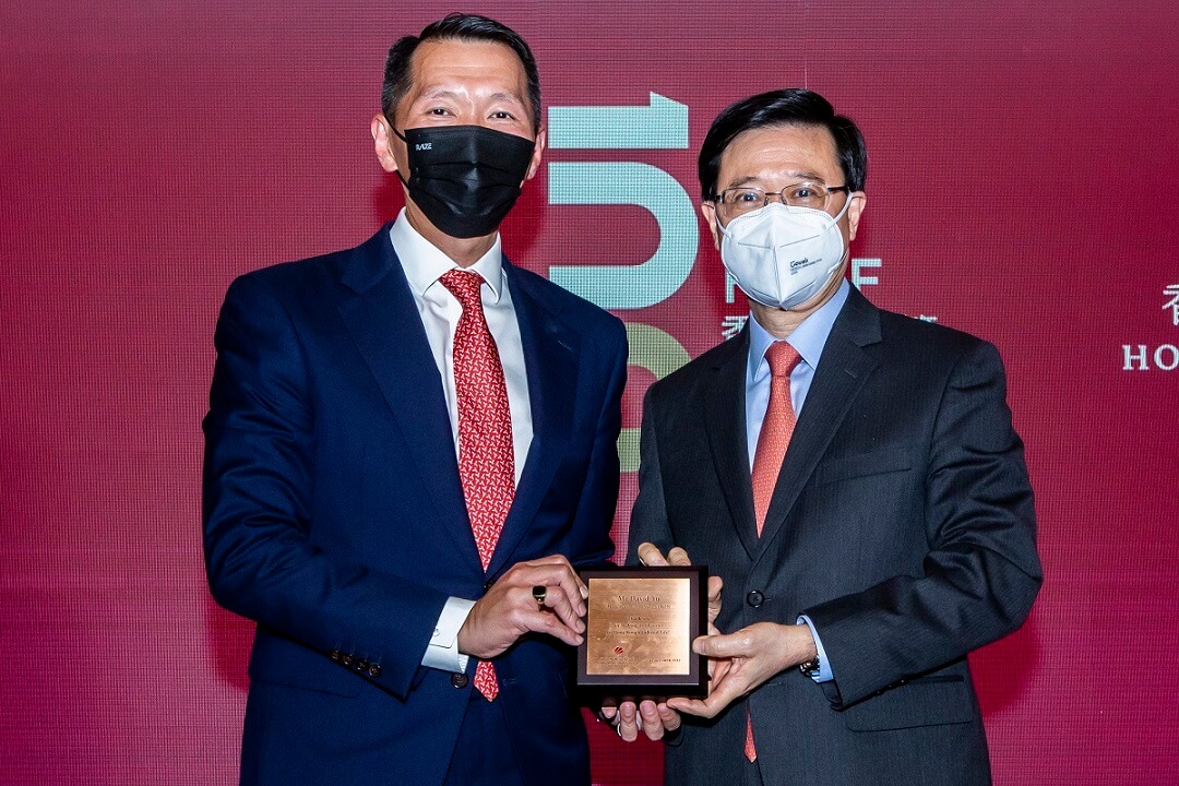 万通保险行政总裁叶嘉年先生出席＂香港艺术节基金会成立典礼＂暨＂庆祝香港艺术节五十周年晚宴＂，并代表万通保险接受由主礼嘉宾香港特别行政区行政长官李家超先生致送纪念座。