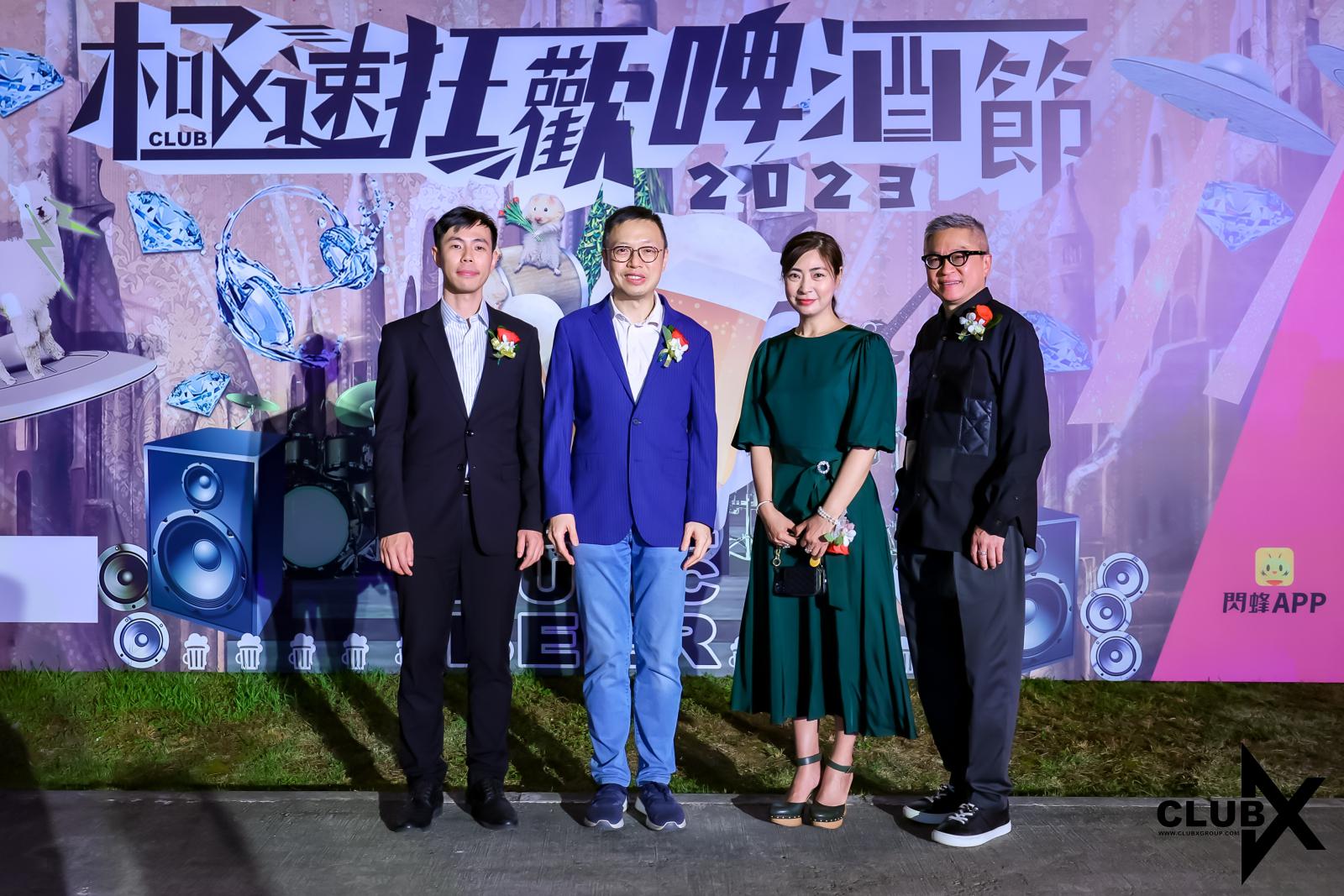 萬通保險個人業務部 - 營業發展副總裁 (澳門) 羅麗貞小姐（右二）、萬通保險巿務部副總裁葉偉傑先生（右一）與澳門特別行政區旅遊局旅遊產品處代處長黃浩廉先生（左一）以及澳門漁人碼頭(澳門勵駿創建有限公司) 主席李柱坤先生（左二）合影留念。