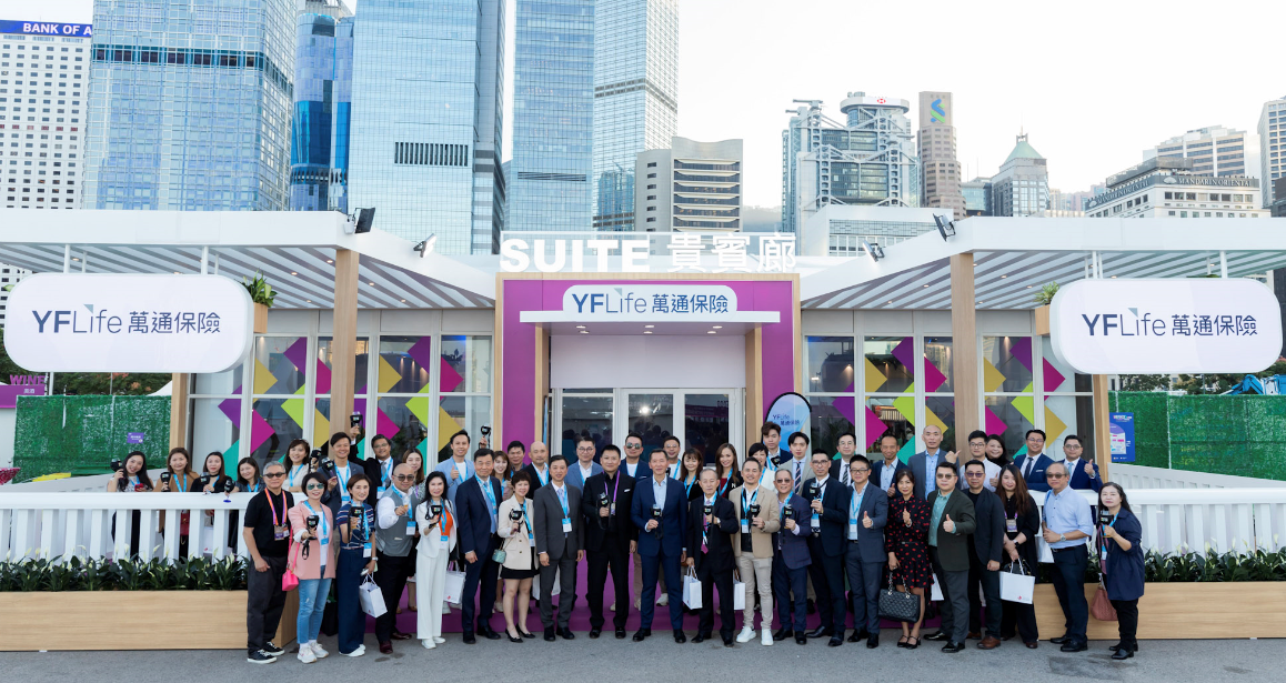 萬通保險行政總裁葉嘉年先生與一眾萬通保險管理層及精英顧問於萬通保險貴賓廊合影。