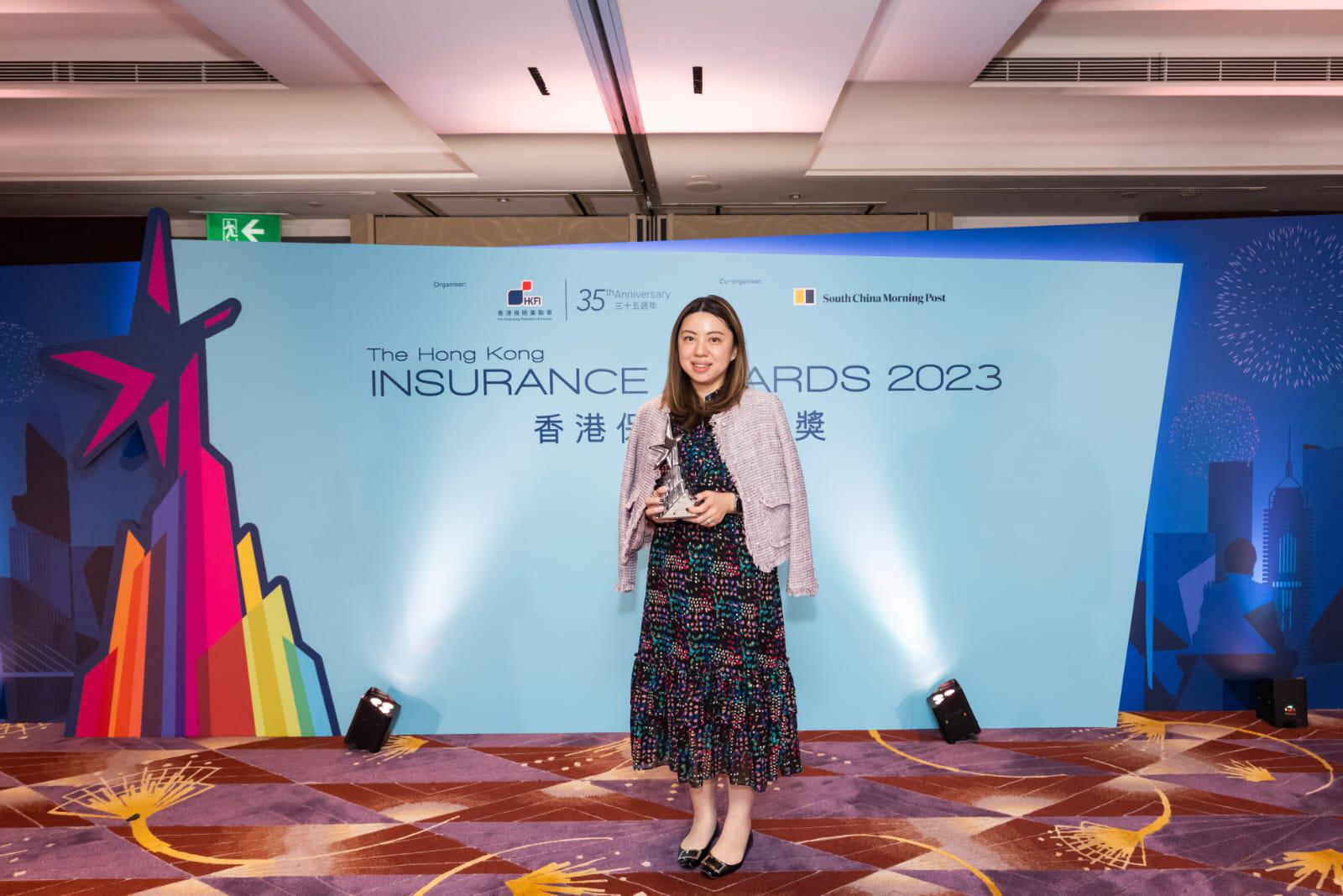 萬通保險產品策略及定價部副總裁許丹萍小姐出席《香港保險業大獎 2023 》頒獎典禮，代表公司接受「傑出創意產品／服務大獎 ─ 人壽保險」年度三強獎項。