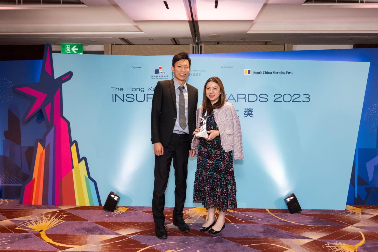萬通保險榮獲《香港保險業大獎 2023》 「傑出創意產品／服務大獎 ─ 人壽保險」年度三強殊榮，圖為萬通保險產品策略及定價部副總裁許丹萍小姐（右）及助理副總裁林鼎灝先生（左）。
