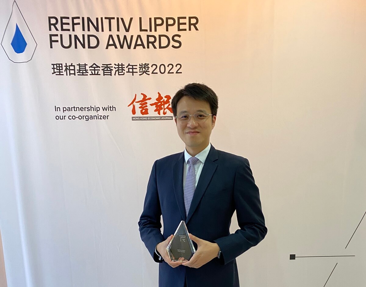 万通信托旗下＂万全强制性公积金计划＂的美国股票基金于＂理柏基金香港年奖2022＂中荣获＂最佳强积金5年奖 — 美国股票基金＂，图为万通保险退休金及雇员福利部主管谢志雄先生。