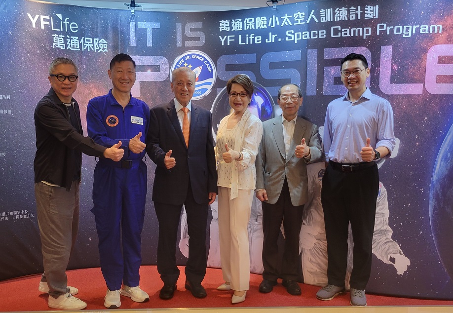 今届评判团由5名计划名誉赞助人组成，包括车淑梅小姐（右三）、何钟泰博士工程师（左三 ）、何万雄先生（右一）、李泽培太平绅士（右二）及雷健泉先生（左二）。